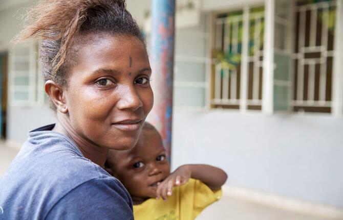 Frauen und Kindern in Sierra Leone helfen