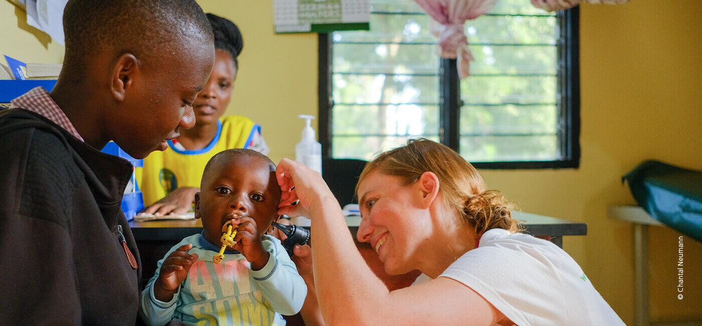 Eine Ärztin untersucht Kind in Kenia